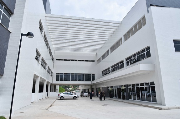 Fachada do Hospital de Parelheiros na cor branco com detalhes de revestimento cerâmico na cor cinza-grafite.