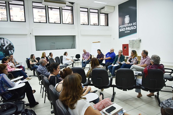 Na foto em fundo claro participantes do seminário reunidos na sala multiuso da SMS debatem o tema violência e acidentes