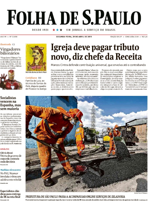 Imagem da capa do jornal Folha de São Paulo com serviço braçal de tapa-buraco em execução 