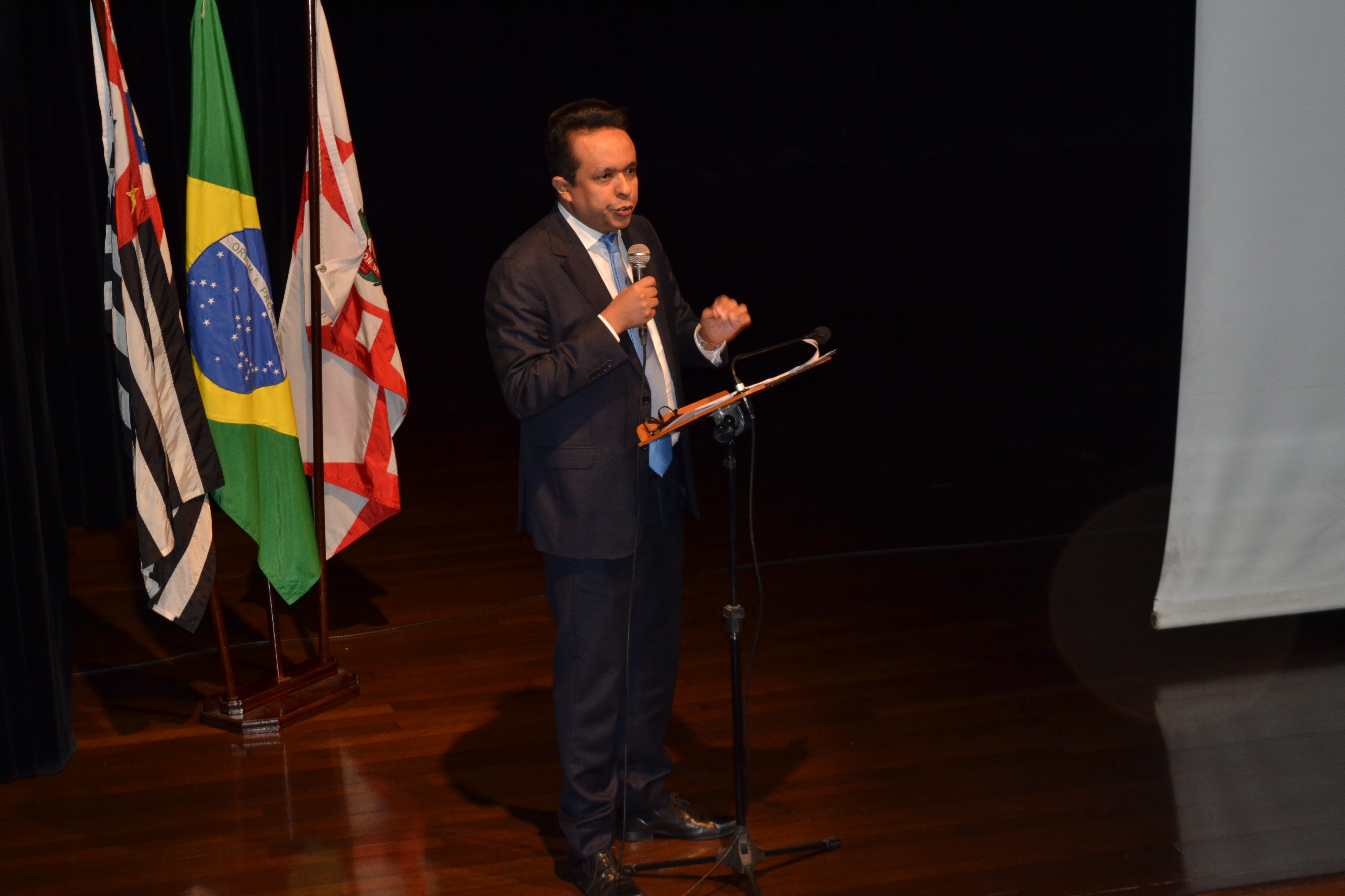Foto do subprefeito, Gilmar Souza Santos, durante a apresentação do relatório anual de prestação de contas da subprefeitura.