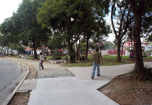 Reforma de calçadas na Praça Monsenhor Escrivá, em Pirituba