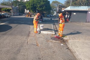 Imagem com homens fazendo a limpeza do Ipiranga