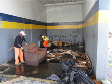 Equipe da Subprefeitura executa limpeza em posto de gasolina abandonado
