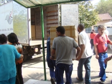Funcionários da subprefeitura ajudam na distribuição dos agasalhos