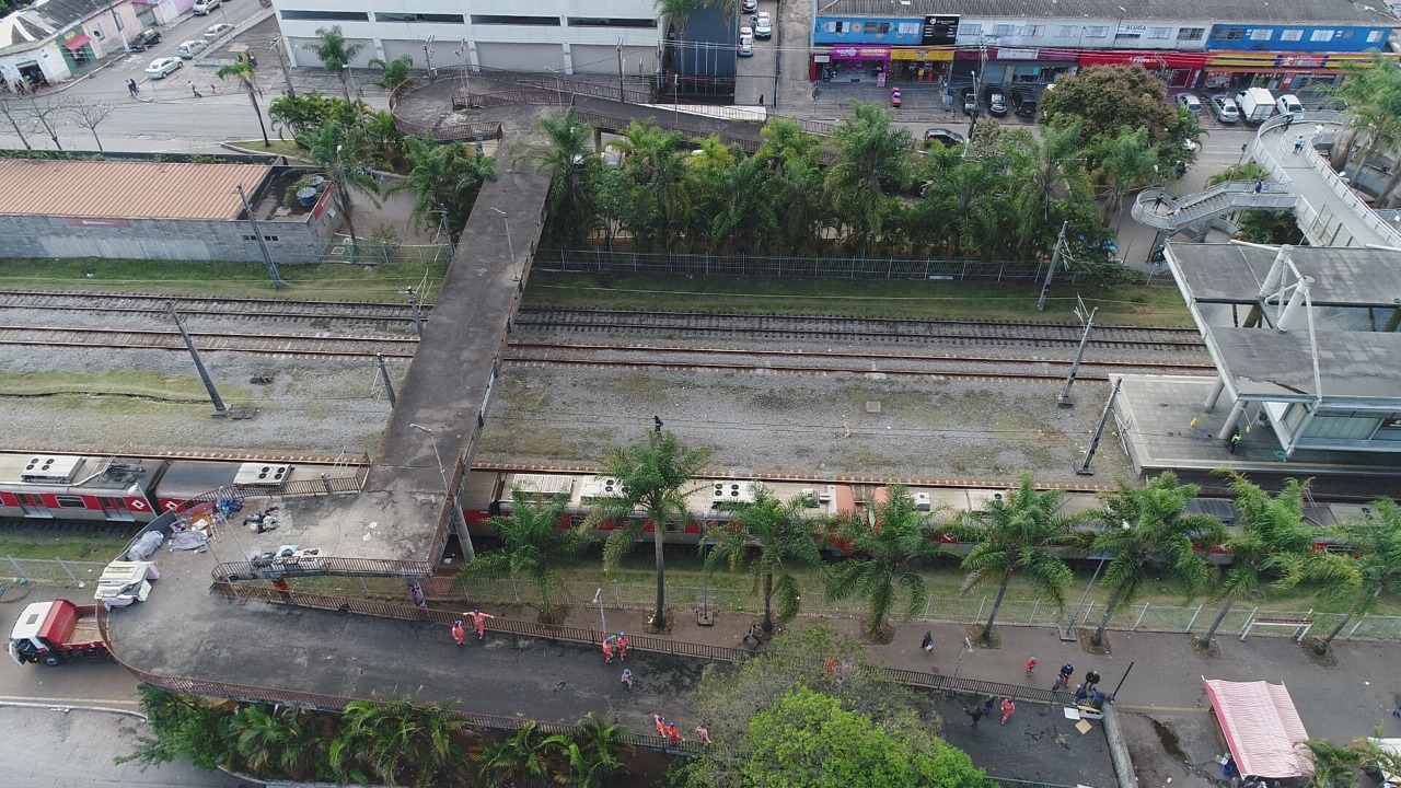 Imagem aérea mostra a antiga passarela interditada e arredores da estação de trem Itaim Paulista.
