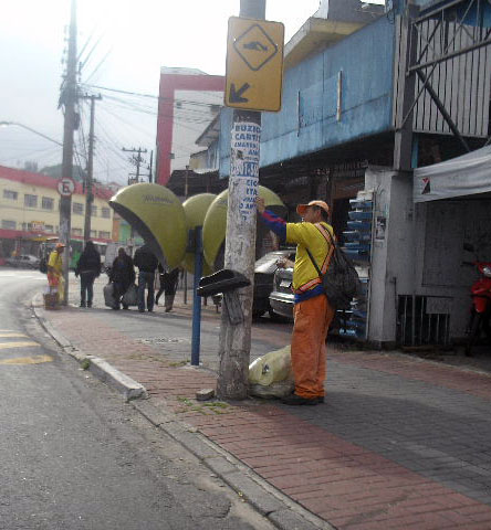 Operação Cidade Limpa sendo realizada na Avenida Benedito de Andrade