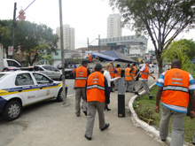 Equipe de fiscalização, como o apoio do CCOI e GCM removem barraca irregular na Praça Amália G. Solitari.