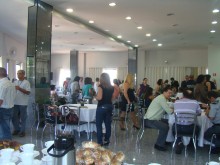 Café da manhã realizado no salão da Paróquia São Filipe Néri