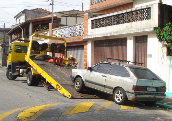 Além deste, outro veículos abandonado na Vila Guilherme também foi retirado