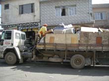 Caminhão passa recolhendo móveis e objetos em desuso