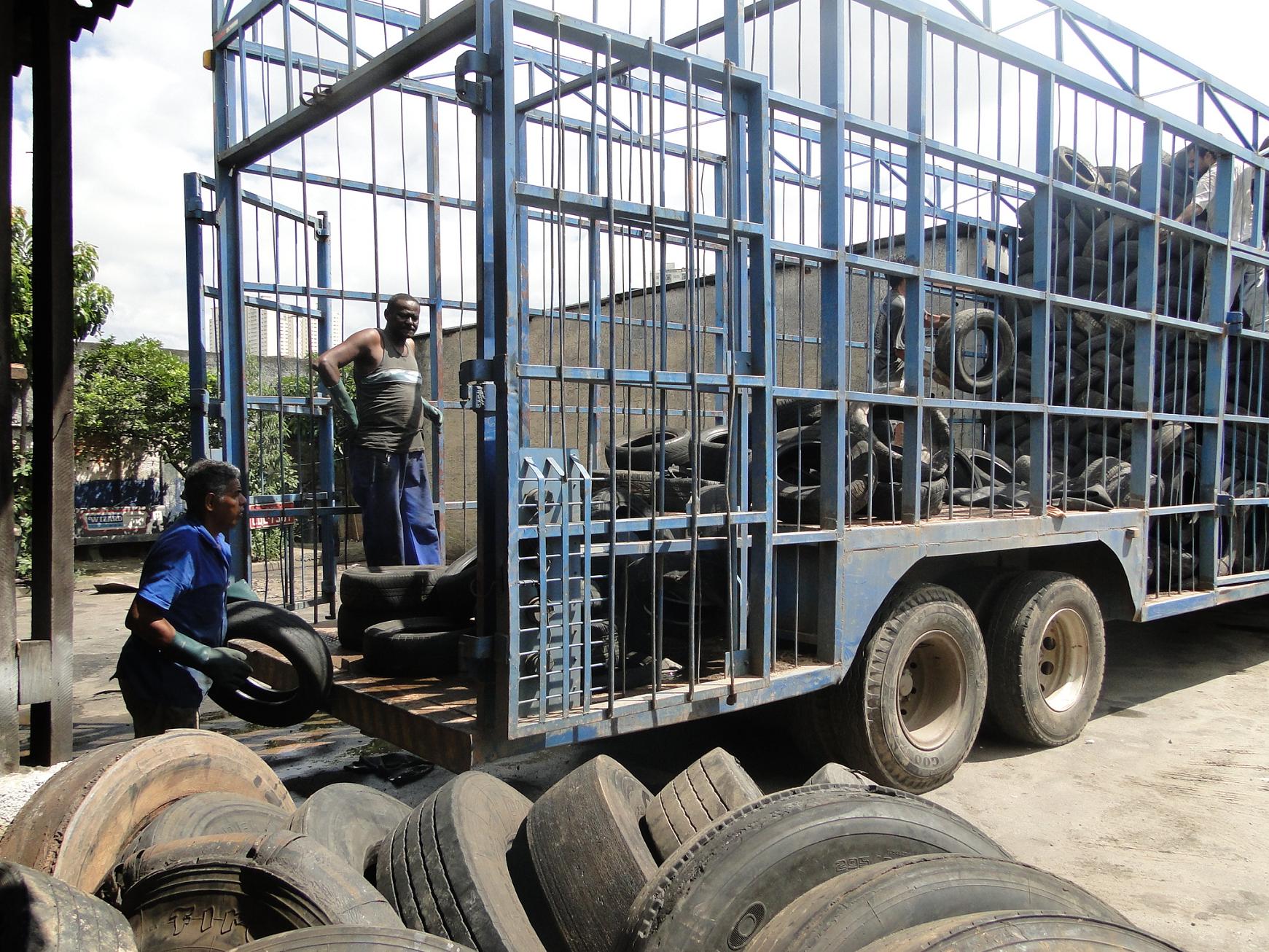 Os pneus recolhidos e armazenados pela subprefeitura são encaminhados para a reciclagem