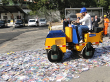 Aproximadamente 16 mil CDs/DVDs, destruídos nesta segunda-feira, foram apreendidos na região da Subprefeitura Freguesia/Brasilândia.
