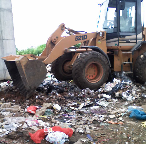 Máquinas fizeram o trabalho pesado na remoção de resíduos da Chácara Bela Vista
