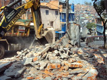 Cerca de 30 homens participaram da ação de demolição, limpeza e remoção de 120 toneladas de entulho