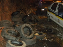 Multa: veículo é flagrado descartando 50 pneus em área pública