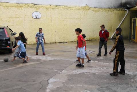 Crianças participal de ação cultural no Jaraguá