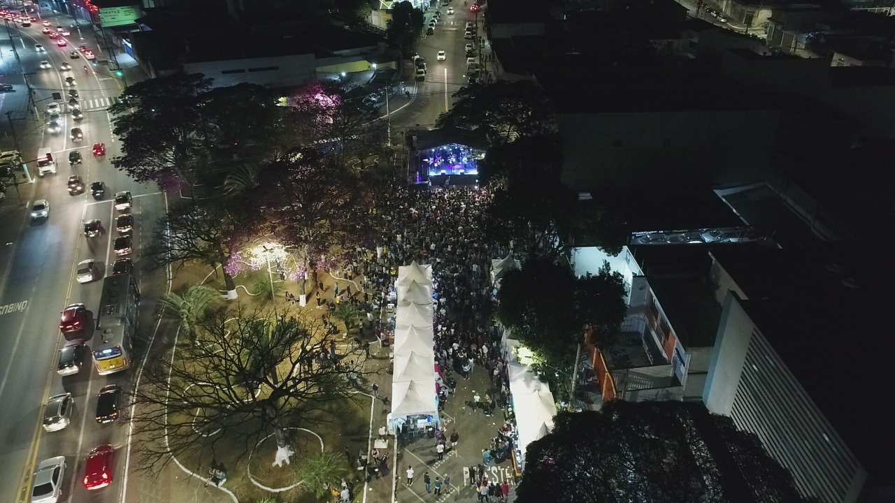 Foto aérea da Festa das Nações na Praça Lions Clube Itaim noturna.