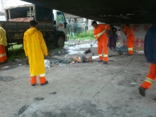 Funcionários limpam debaixo do Viaduto Salim Farah Maluf