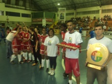 São Luiz Futsal com a funcionária Rose ao centro: entrega dos trófeus ocorreu no dia seguinte ao jogo, no estádio do Pacaembu