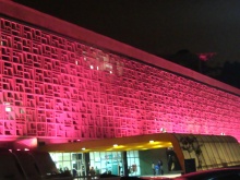 Hospital M'Boi Mirim com a iluminação cor de rosa, que durará até o final de outubro