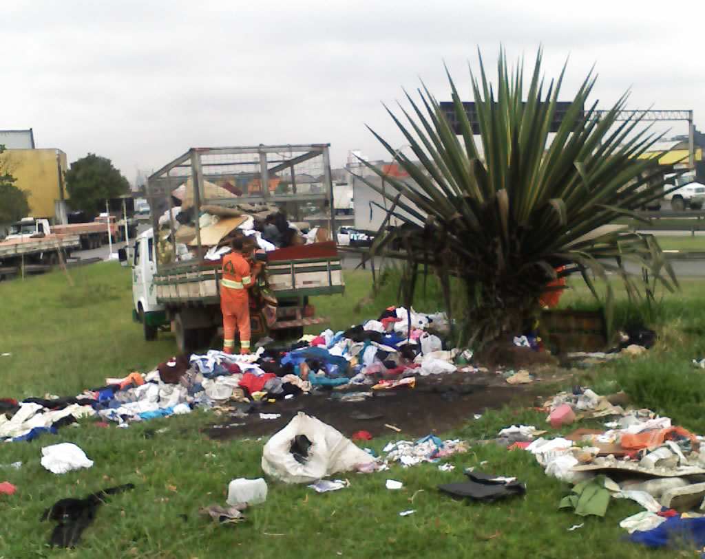 Equipe removeu os materiais inservíveis da Praça Hugo Brandi