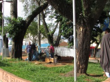 Equipes de fiscalização da prefeitura e SOMA realizando a limpeza da Praça Silva Teles