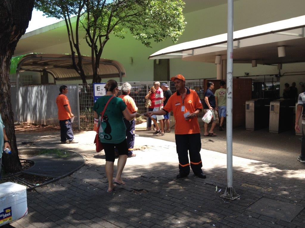 Equipes da Subprefeitura promovendo a distribuição do material no Terminal de Ônibus da Lapa