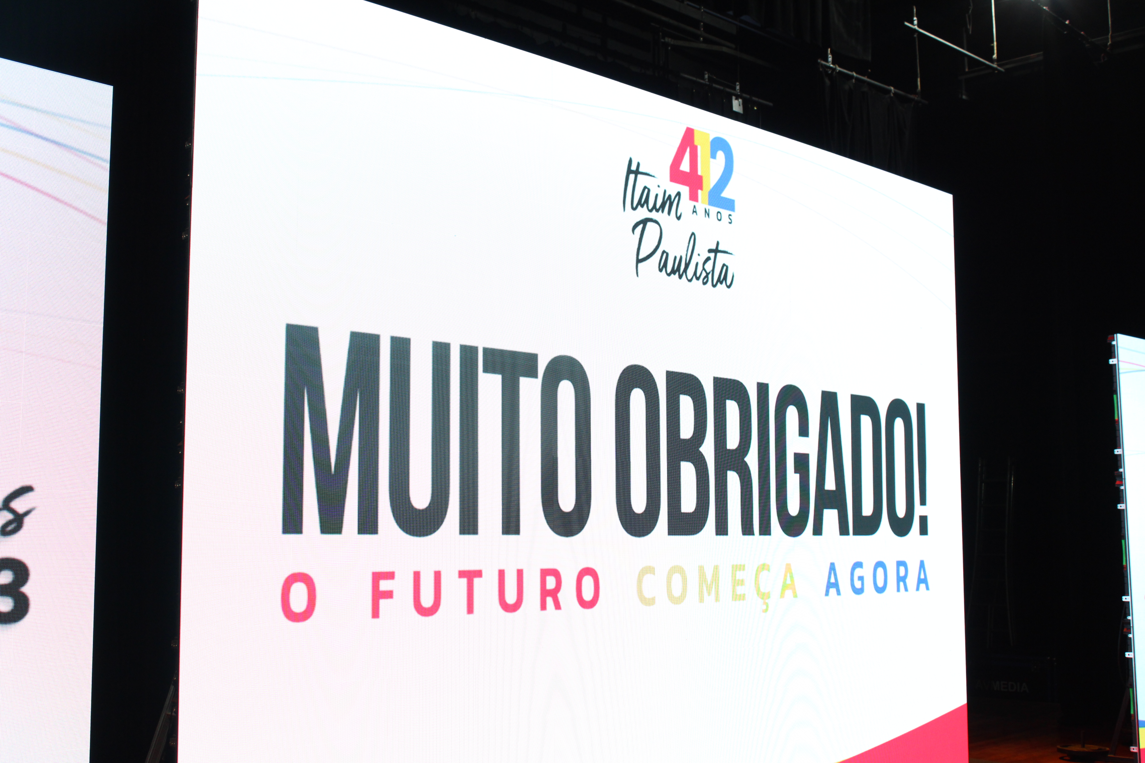Imagem do telão com o letreiro escrito Muito Obrigado e logotipo dos 412 anos do Itaim Paulista.