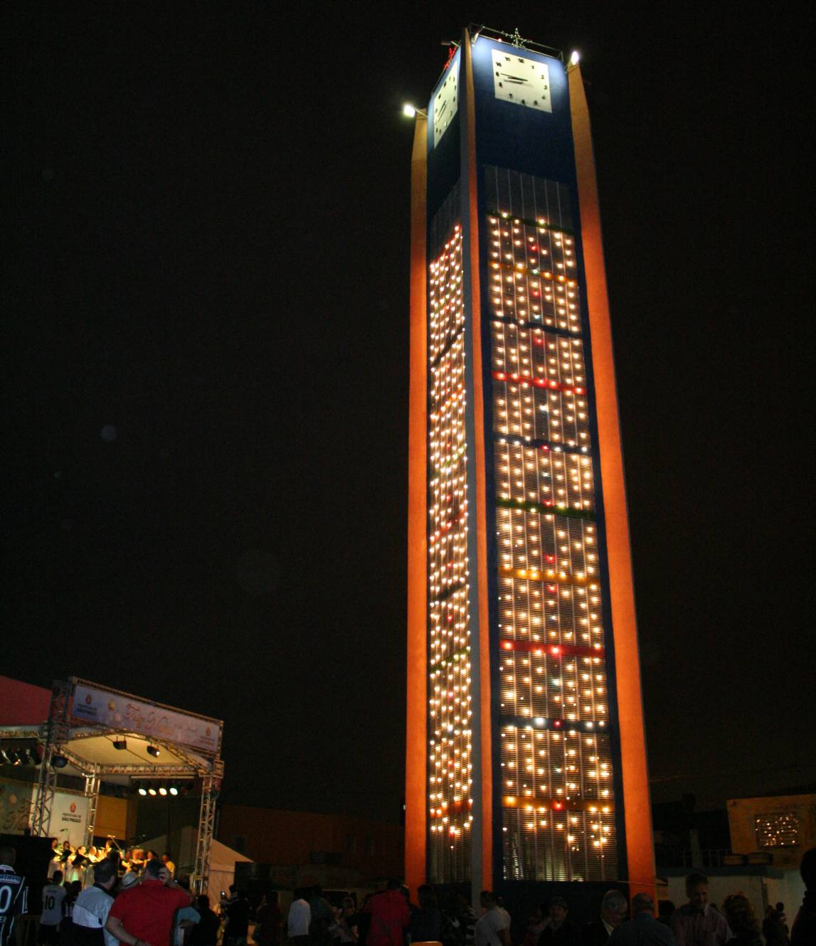 Torre do Mercadão iluminada