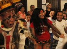 Crianças e índios comemoram o dia do índio brasileiro. (Imagem: Caio Bibiano)
