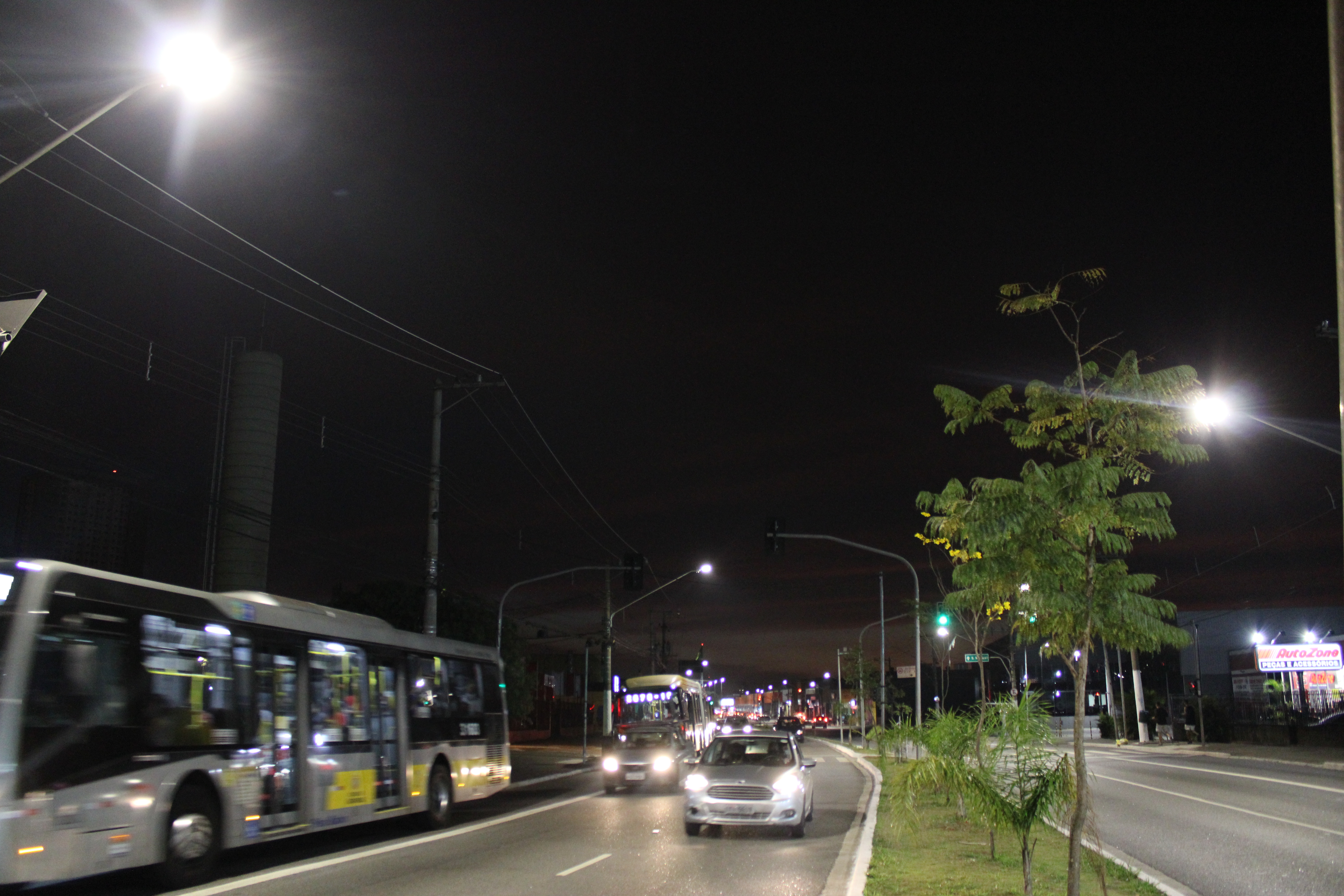 Foto tirada durante a noite na Avenida Marechal Tito que mostra a nova iluminação no local