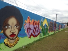 Em apenas um dia o muro de 1km de extensão foi estilizado pelo grupo "Coletivo Cultural é Nóis" de grafiteiros