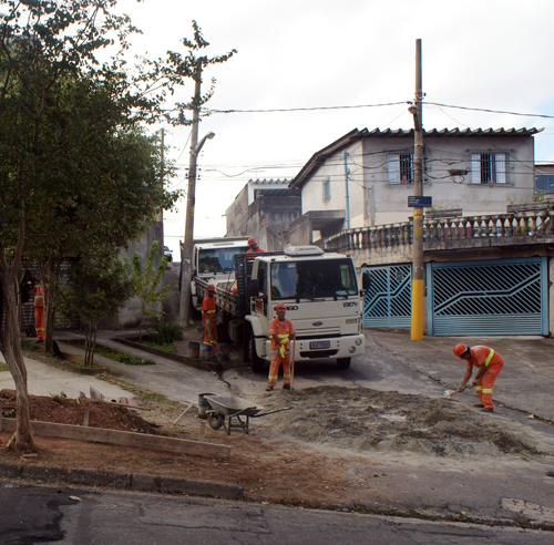 Serviços de reconstrução de calçadas na Praça Porto dos Escravos em Pirituba