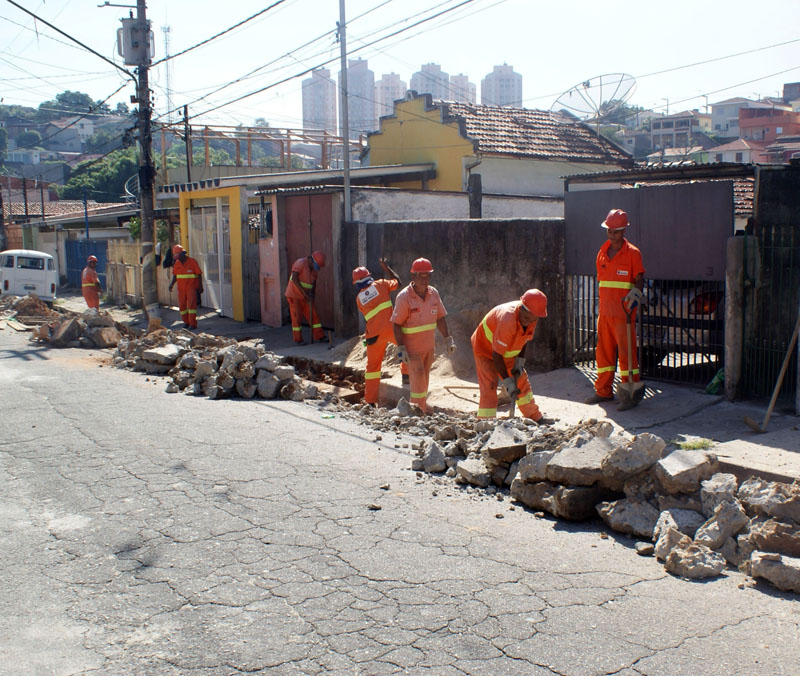 Subprefeitura realizando serviços de conservação de logradouros na região