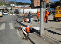 Equipe executa limpeza de bueiros na Rua Talhamar. Ao todo 1.141 bueiros foram limpos na Operação