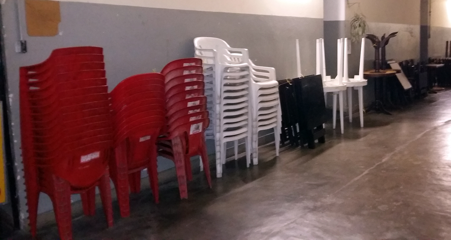 Mesas e cadeiras foram apreendidas na região