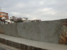 Moradores do Jardim Damasceno têm muro reconstruído.