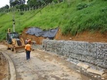 Rua Antonia Francisca de Siqueira, no bairro Vila Nova Galvão recebe muro de gabião