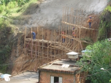 Construção de muro de arrimo no bairro Jardim Corisco II