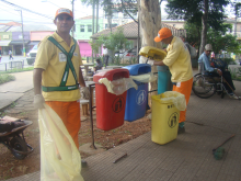 Equipe de limpeza realiza serviço na Praça Padre Damião