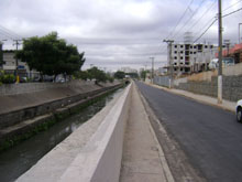 Pavimentação da pista direita ao córrego, no espaço entre a rua Caruso e a avenida do Estado, um trecho de 405 metros