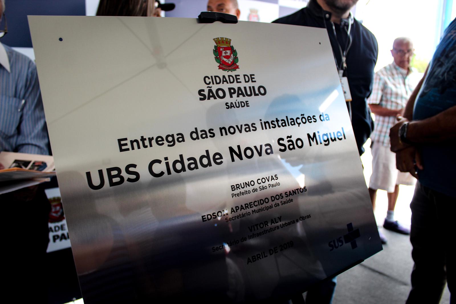 Imagem mostra a placa de inauguração da UBS Cidade Nova São Miguel.
