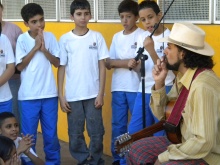 O músico Vítor criou o espetáculo infanto-juvenil