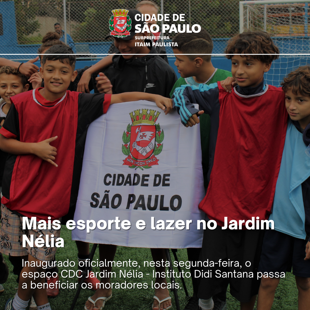 Imagem de crianças ao lado da placa - ainda coberta - que oficializou a inauguração do CDC Jardim Nélia - Instituto Didi Santana.