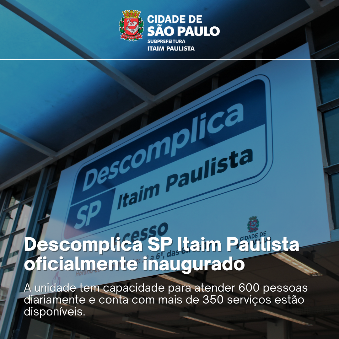 Imagem da placa na entrada do Descomplica SP Itaim Paulista, com o logo da prefeitura cidade de São Paulo e o horário de funcionamento da unidade.