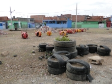 Comunidade ganha praça com brinquedos feitos de pneus