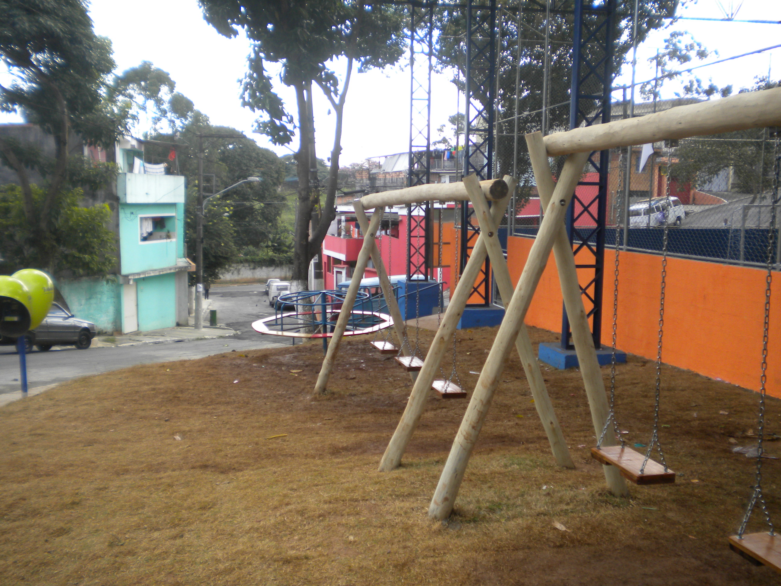 Praça das Notas Musicais: área verde com quadra poliesportiva e playground para crianças
