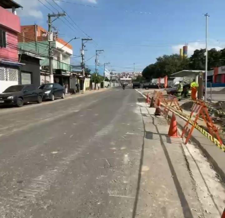 Imagem da Estrada Dom João Nery, da calçada e ponto de ônibus com obras e obstáculos e sinalização de isolamento.