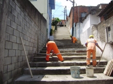A viela de pedestres Floreiros Musicais, acesso entre as Ruas Carlos Alberto de Oliveira e Dr. João de Aquino, no bairro do Tremembé, recebe reforma de escadaria