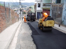 Nivelamento de asfalto, na Rua Panorama, localizada no bairro Jardim Filhos da Terra
